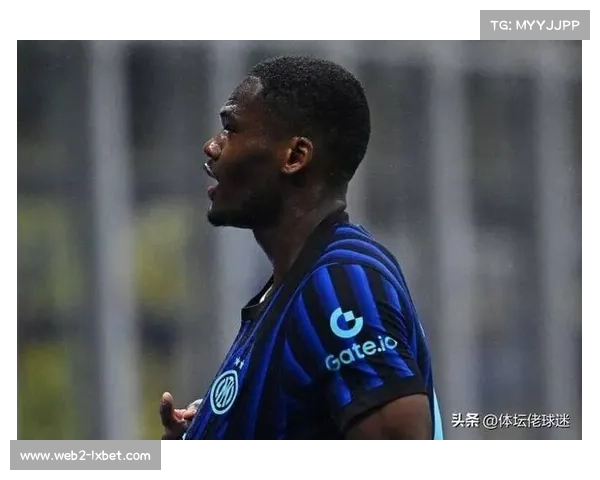 国米球迷高歌助威，梅阿查球场气氛火热